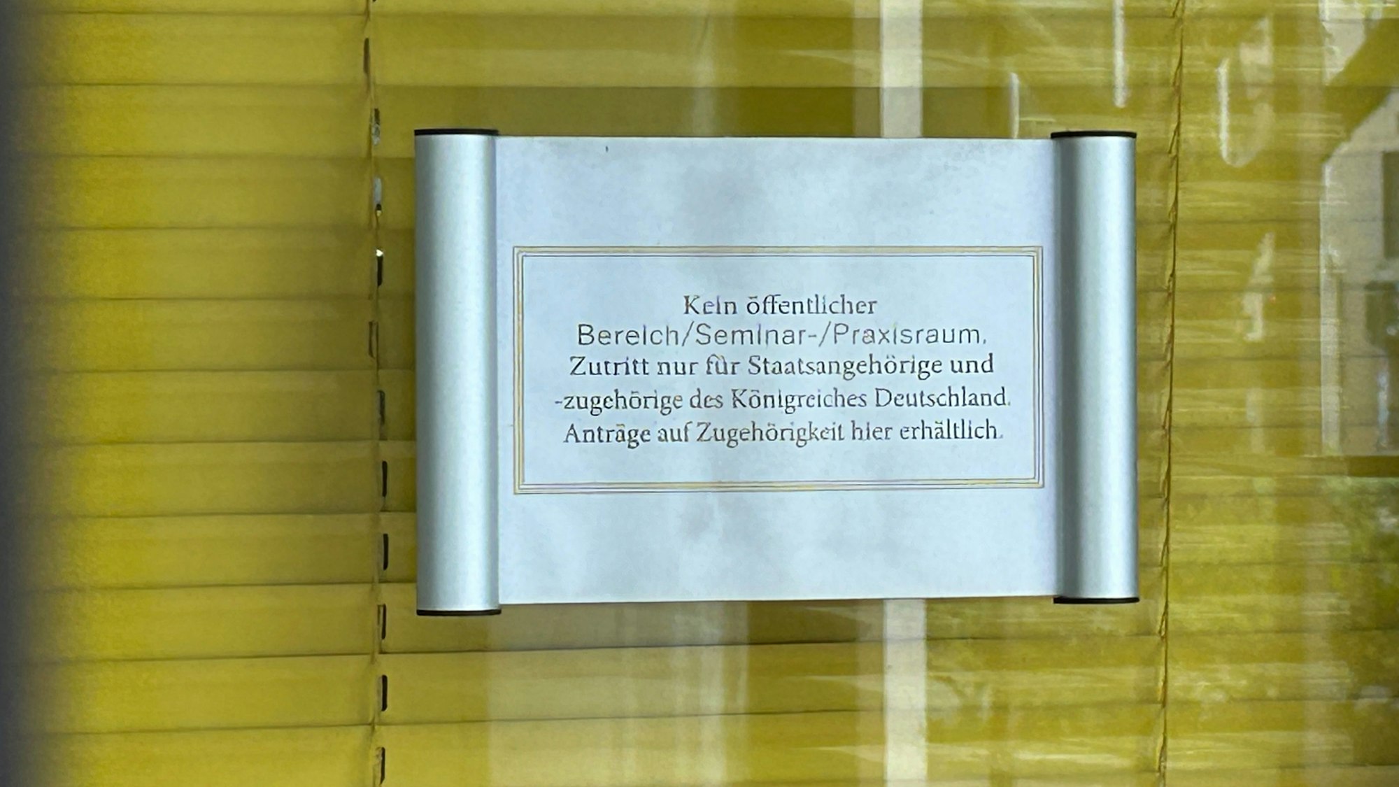 Hinweis an der Eingangstür zum Kampfsportstudio "Campus Concept" in Düsseldorf