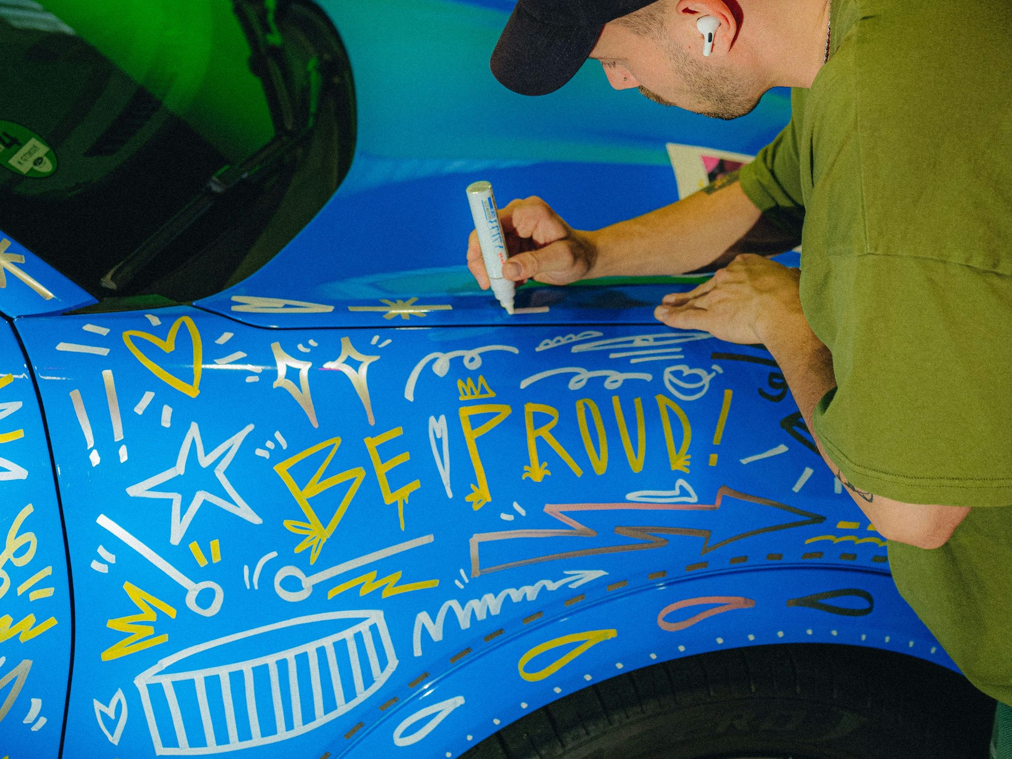 Kölner Künstler „Optik“ bei der Arbeit am Ford Mustang.