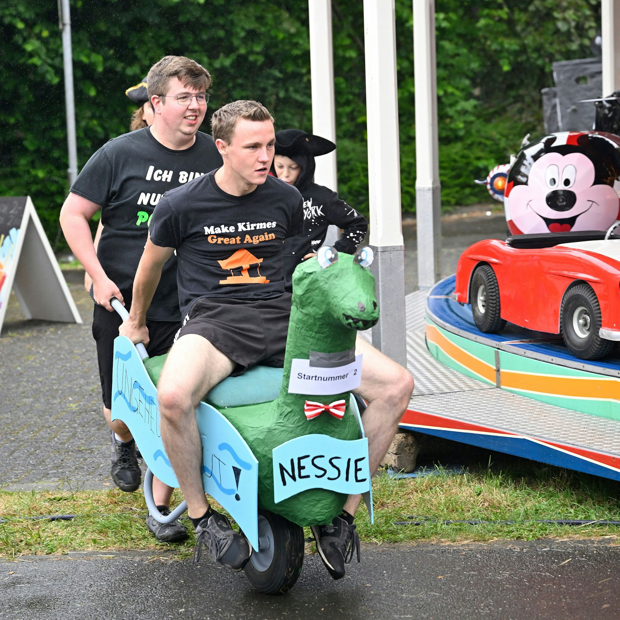 Herkenrath. Schörreskarrenrennen auf der Herkenrather Decke-Bunne-Kirmes