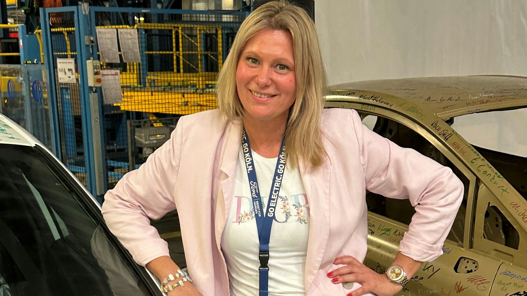 Qualitätskontrolleurin Nicole Schneppensiefen sagte am Tag, als der letzte Fiesta vom Band lief: „Ich freue mich auf die neue elektrische Zukunft aus Köln.“