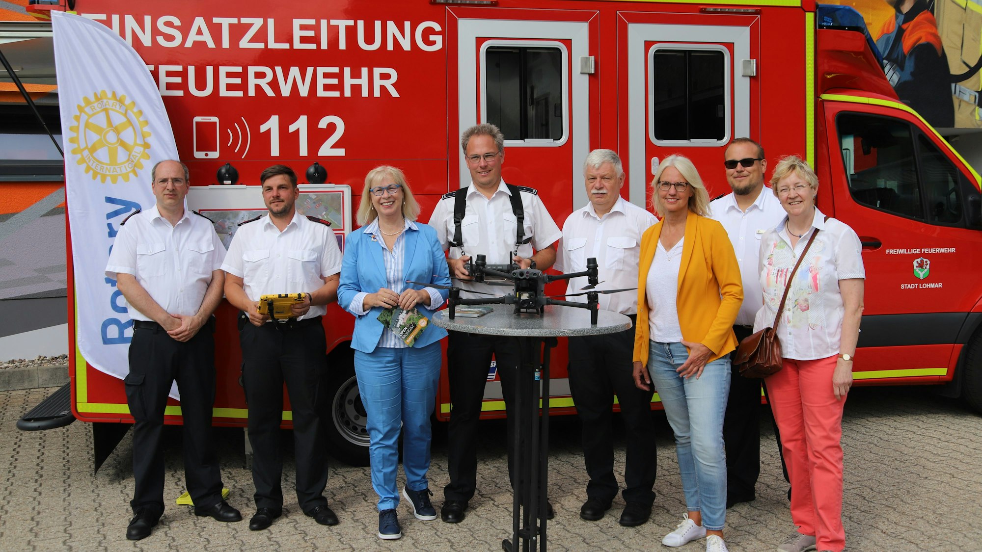Der Rotary-Club Overath-Rösrath/Bergisches Land hat 16000 Euro für eine Drohne für die Feuerwehr zur Verfügung gestellt. Präsidentin Doro Dietsch übergab das Fluggerät an Feuerwehrchef Peter Völkerath und Bürgermeisterin Claudia Wieja.