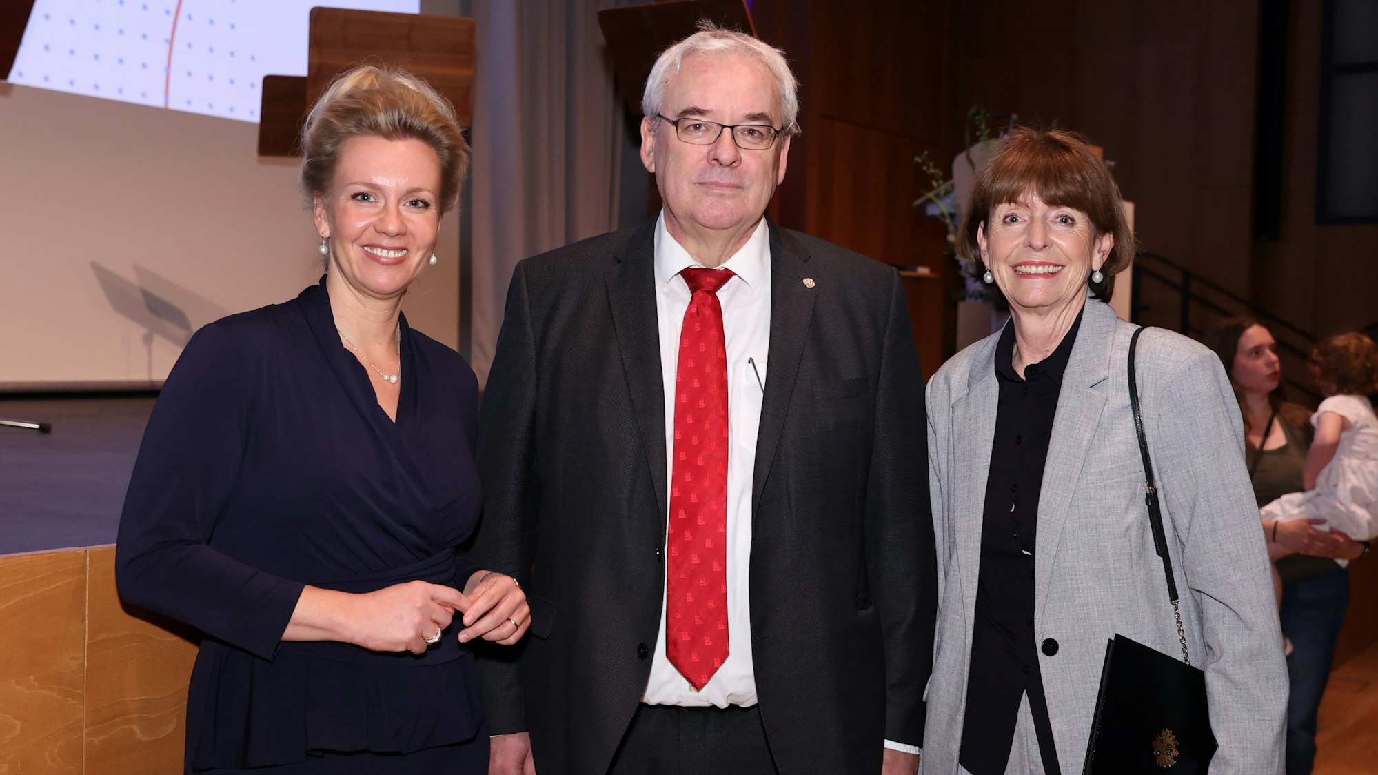 Das Bild zeigt Ina Brandes, NRW-Ministerin für Kultur und Wirtschaft, Rektor Axel Freimuth und Kölns Oberbürgermeistern Henriette Reker.