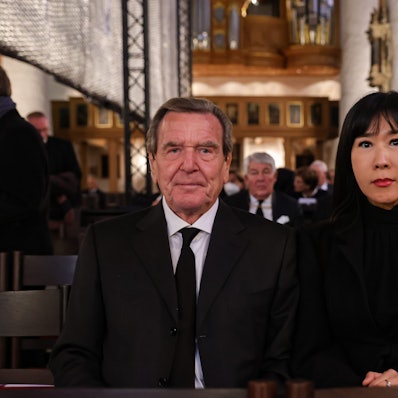 Der ehemaliger Bundeskanzler Gerhard Schröder und seine Frau So-yeon Schröder-Kim nehmen an der Gedenkfeier des Zeitverlages für den gestorbenen Journalisten Sommer in der Hauptkirche St. Jacobi in Hamburg teil.