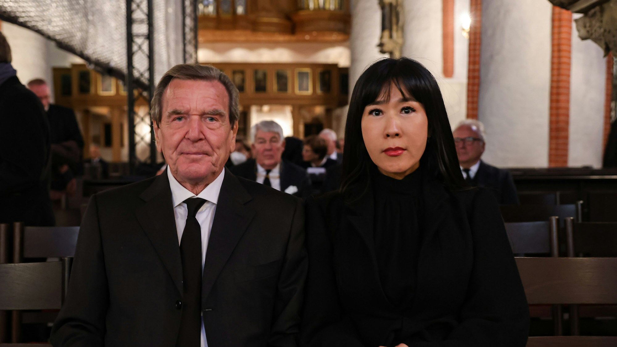 Der ehemaliger Bundeskanzler Gerhard Schröder und seine Frau So-yeon Schröder-Kim nehmen an der Gedenkfeier des Zeitverlages für den gestorbenen Journalisten Sommer in der Hauptkirche St. Jacobi in Hamburg teil.