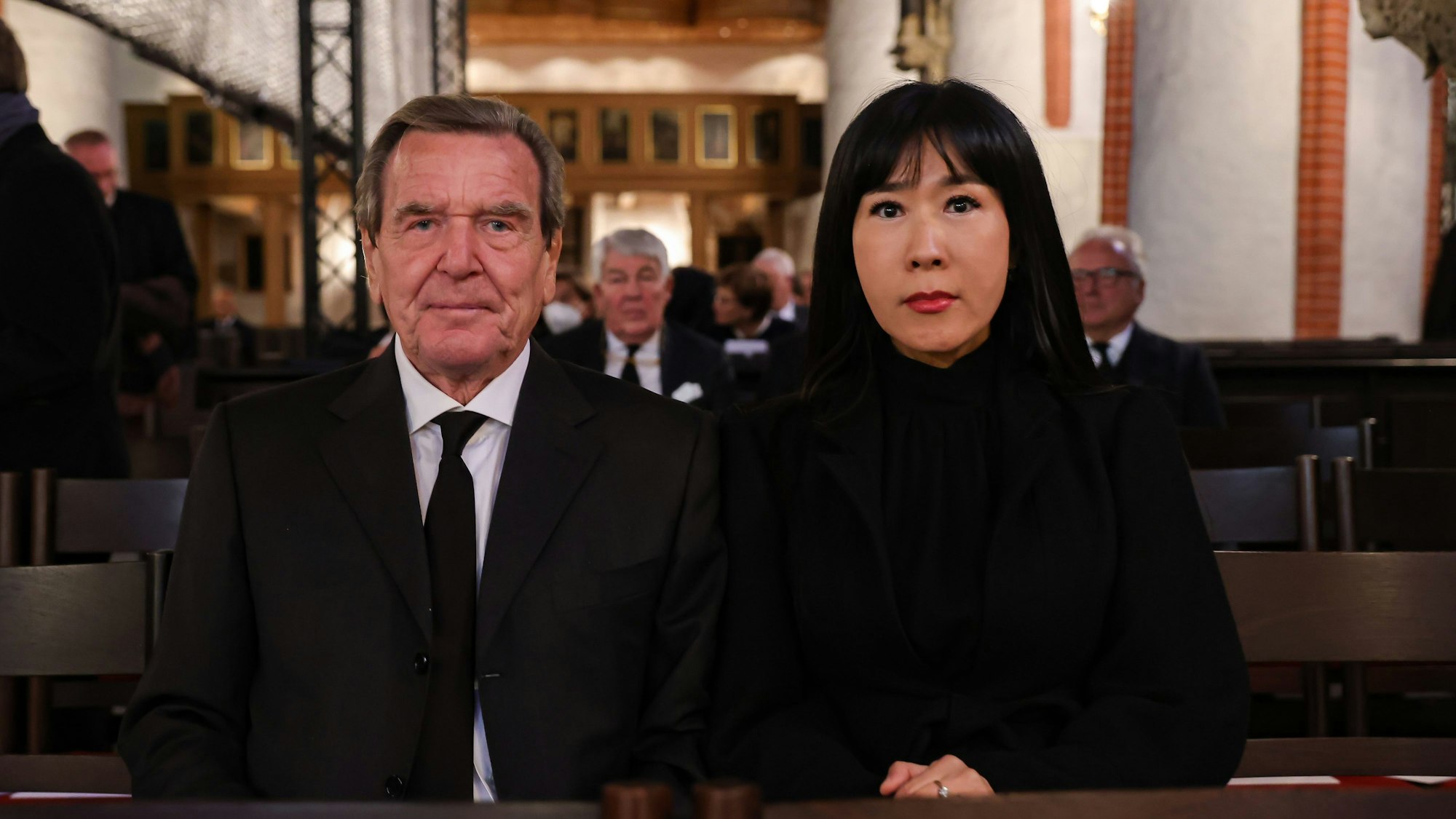 Der ehemalige Bundeskanzler Gerhard Schröder und seine Frau So-yeon Schröder-Kim bei einer Gedenkfeier.