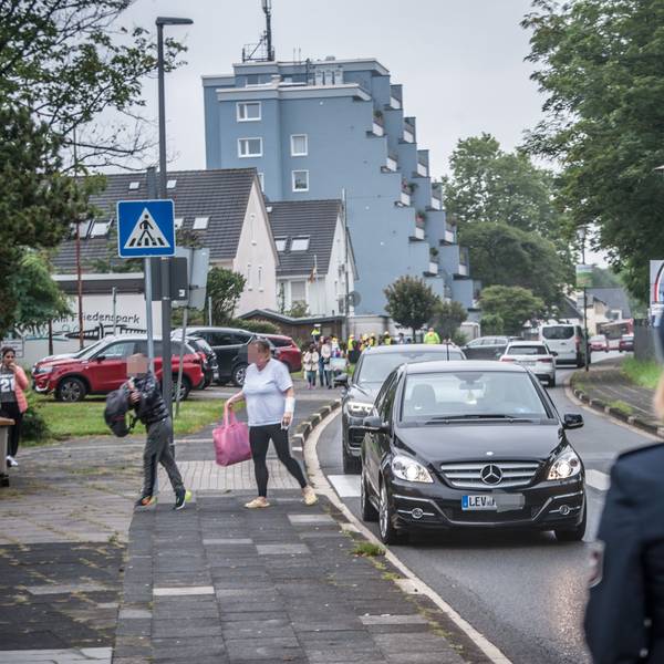 Eltern bringen ihre Kinder mit dem Auto zur Schule.