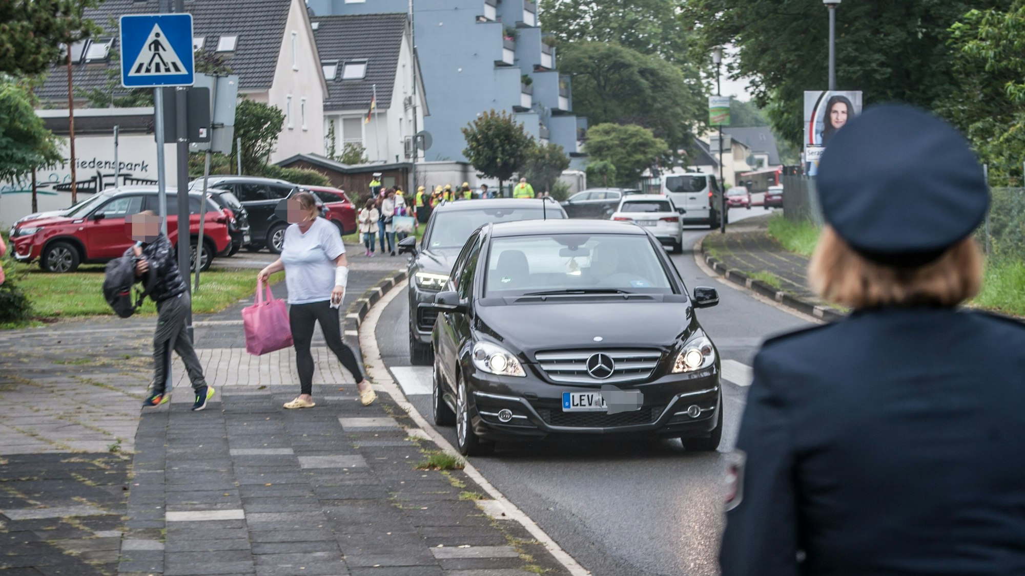 Eltern bringen ihre Kinder zur Grundschule Netzestraße (Symbolbild).