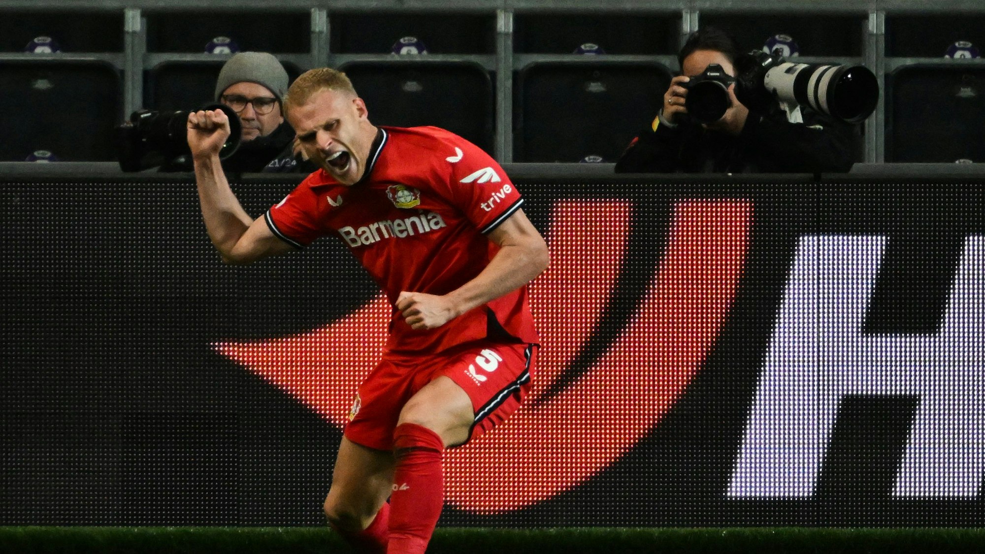 Leverkusens Mitchel Bakker jubelt über das Tor zum 0:2.