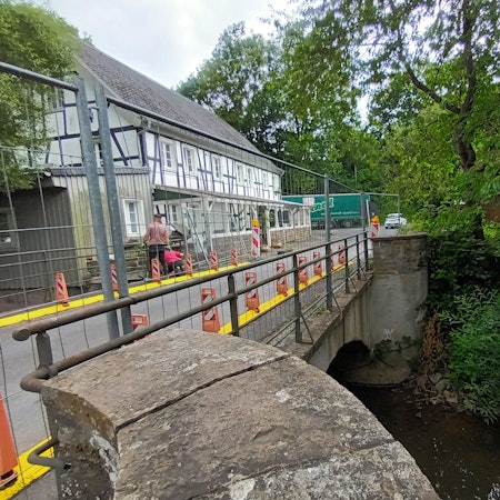 Sie stammt noch aus Kaiserzeiten, die alte Brücke aus Naturstein führt bei Lohmar über den Naafbach.