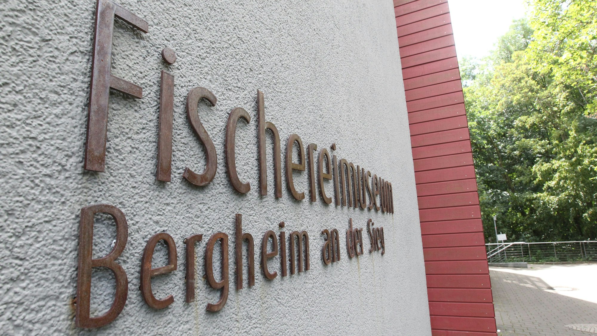 Ein Schild auf einer Hauswand.