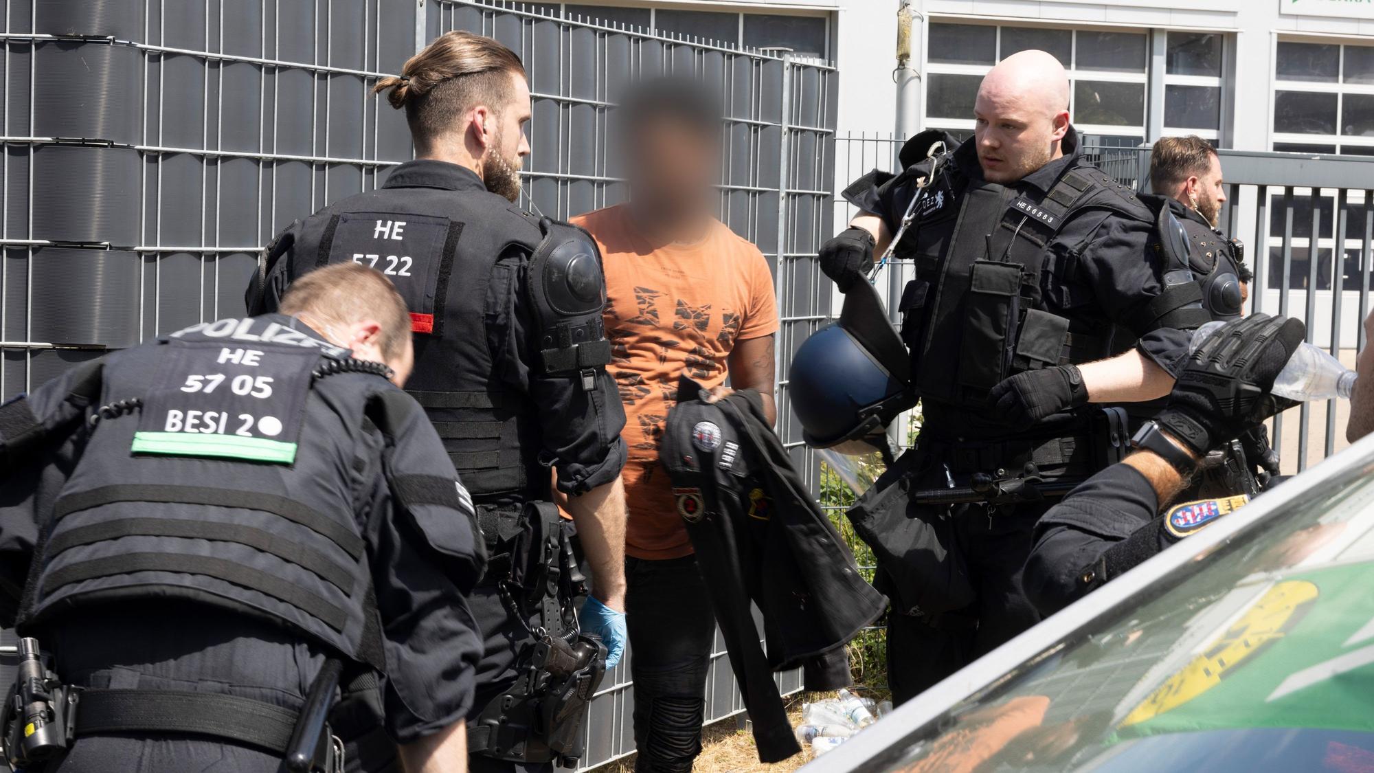 Polizisten kontrollieren am Rande des Eritrea-Festivals in Gießen eine Person.