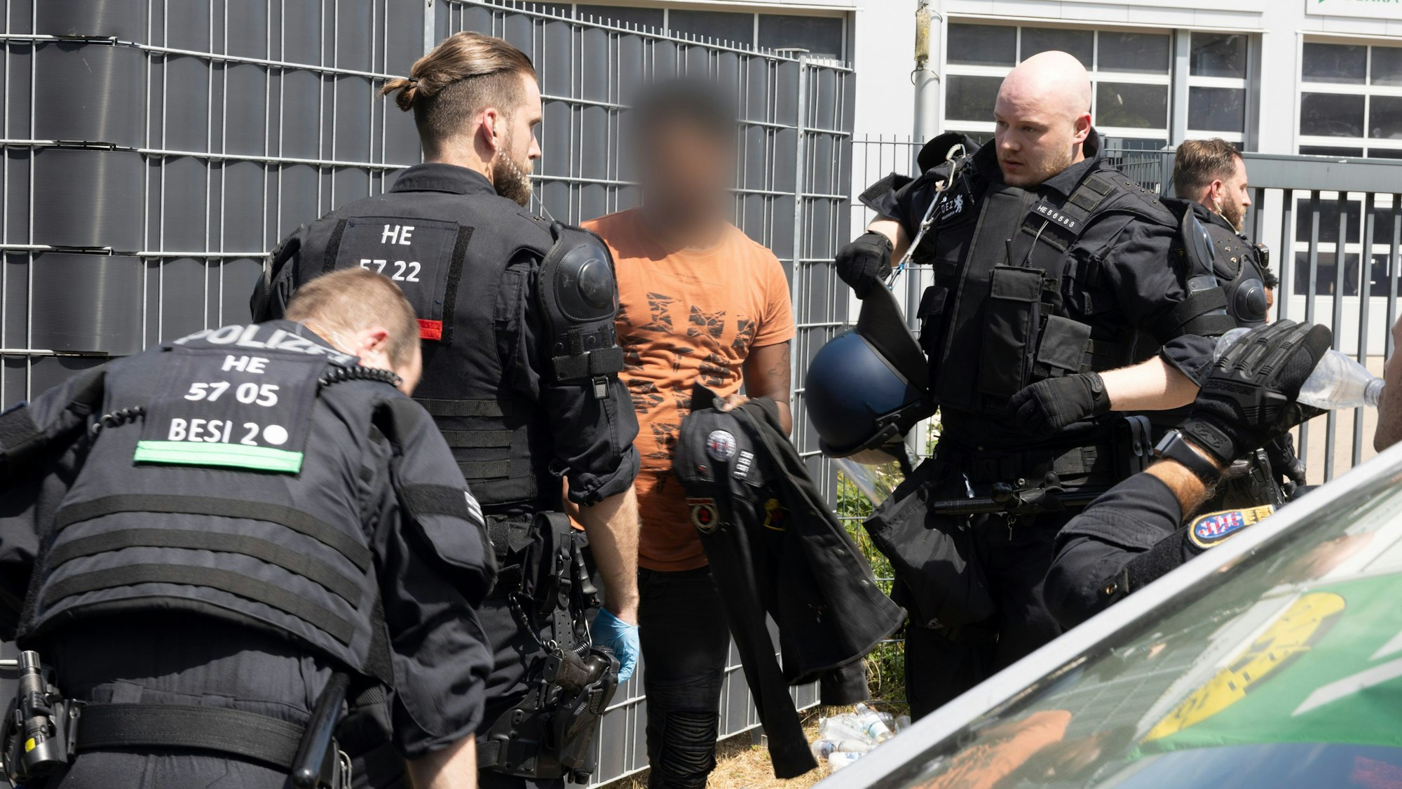 Polizisten kontrollieren am Rande des Eritrea-Festivals in Gießen eine Person.