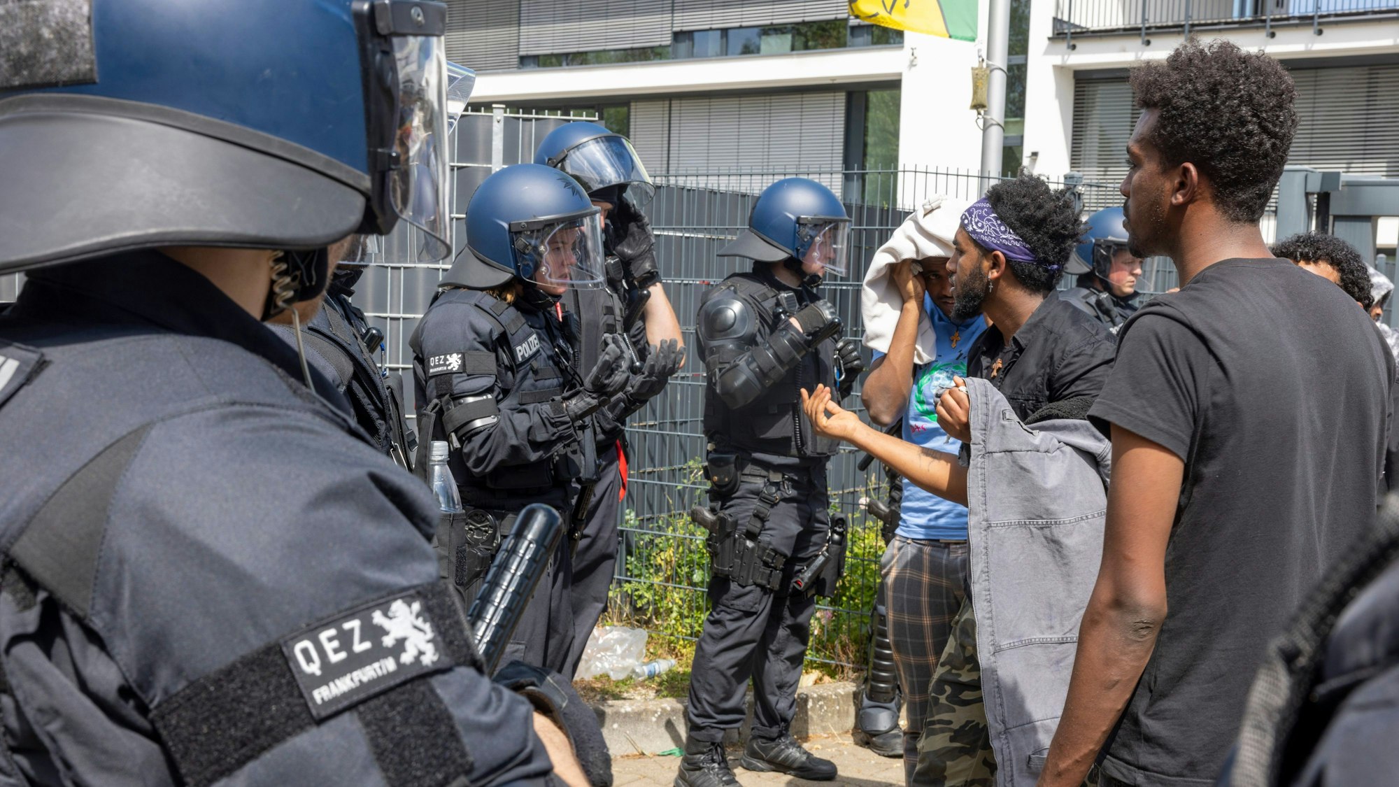 Polizisten haben vor Beginn des Eritrea-Festivals in Gießen eine Gruppe von Menschen umringt.