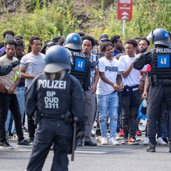 Teilnehmer der Gegendemonstration des Eritrea-Festivals in Gießen gehen durch die Stadt.