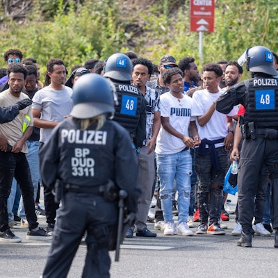 Teilnehmer der Gegendemonstration des Eritrea-Festivals in Gießen gehen durch die Stadt.
