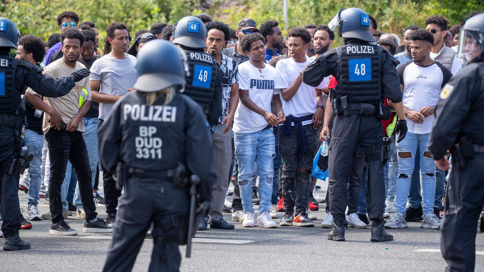 Teilnehmer der Gegendemonstration des Eritrea-Festivals in Gießen gehen durch die Stadt.
