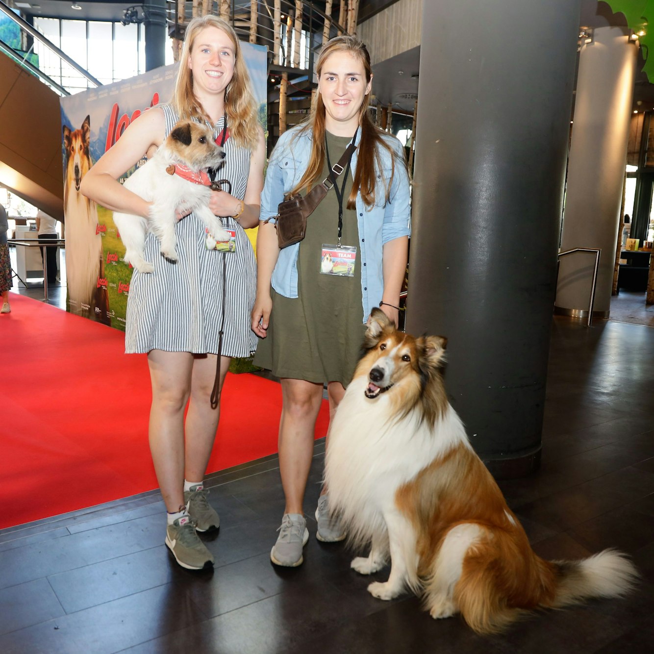 Zwei Frauen mit zwei Hunden.