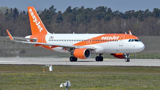 Ein Passagierflugzeug der britischen Fluggesellschaft easyJet steht vor Abflug auf der südlichen Start- und Landebahn des Hauptstadtflughafens Berlin Brandenburg BER.