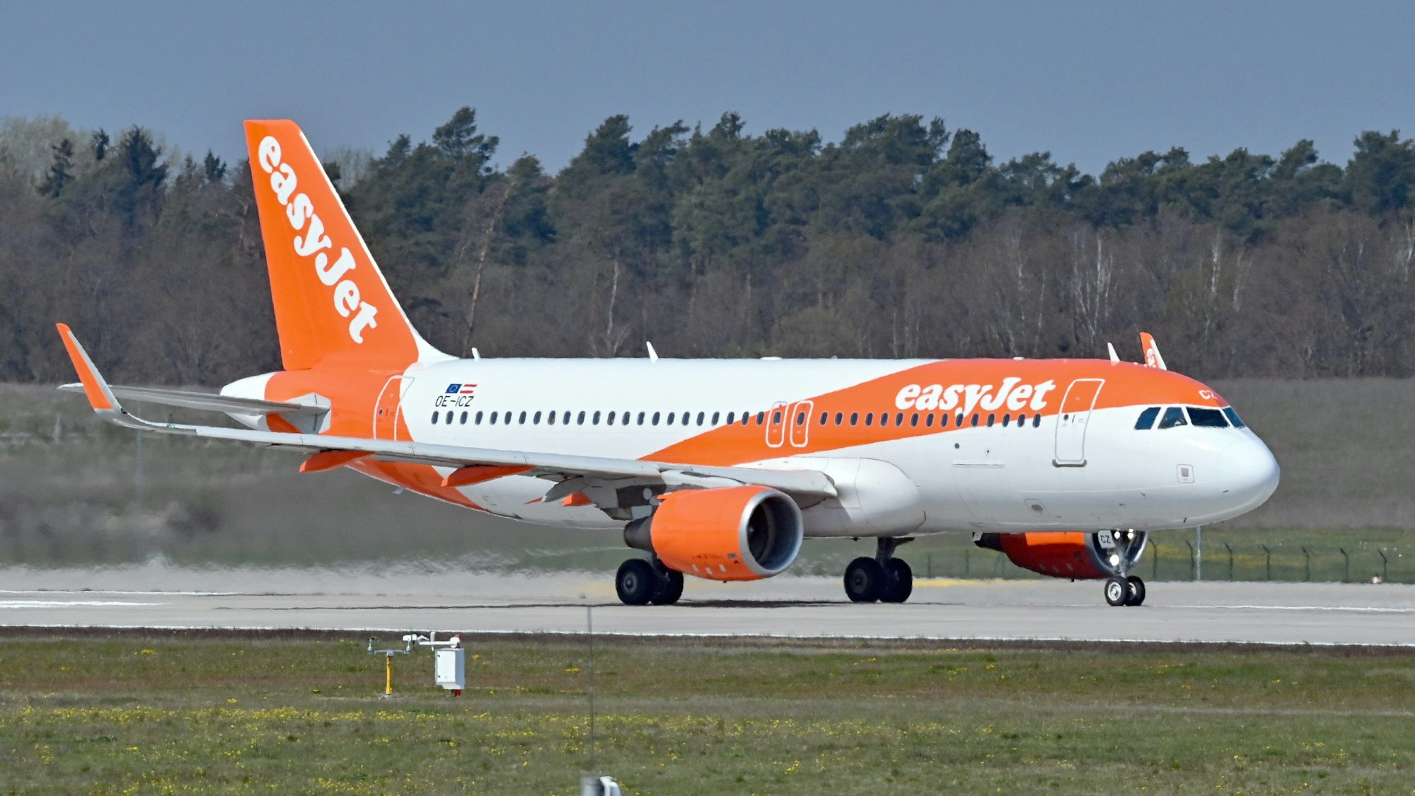Ein Passagierflugzeug der britischen Fluggesellschaft easyJet steht vor Abflug auf der südlichen Start- und Landebahn des Hauptstadtflughafens Berlin Brandenburg BER.