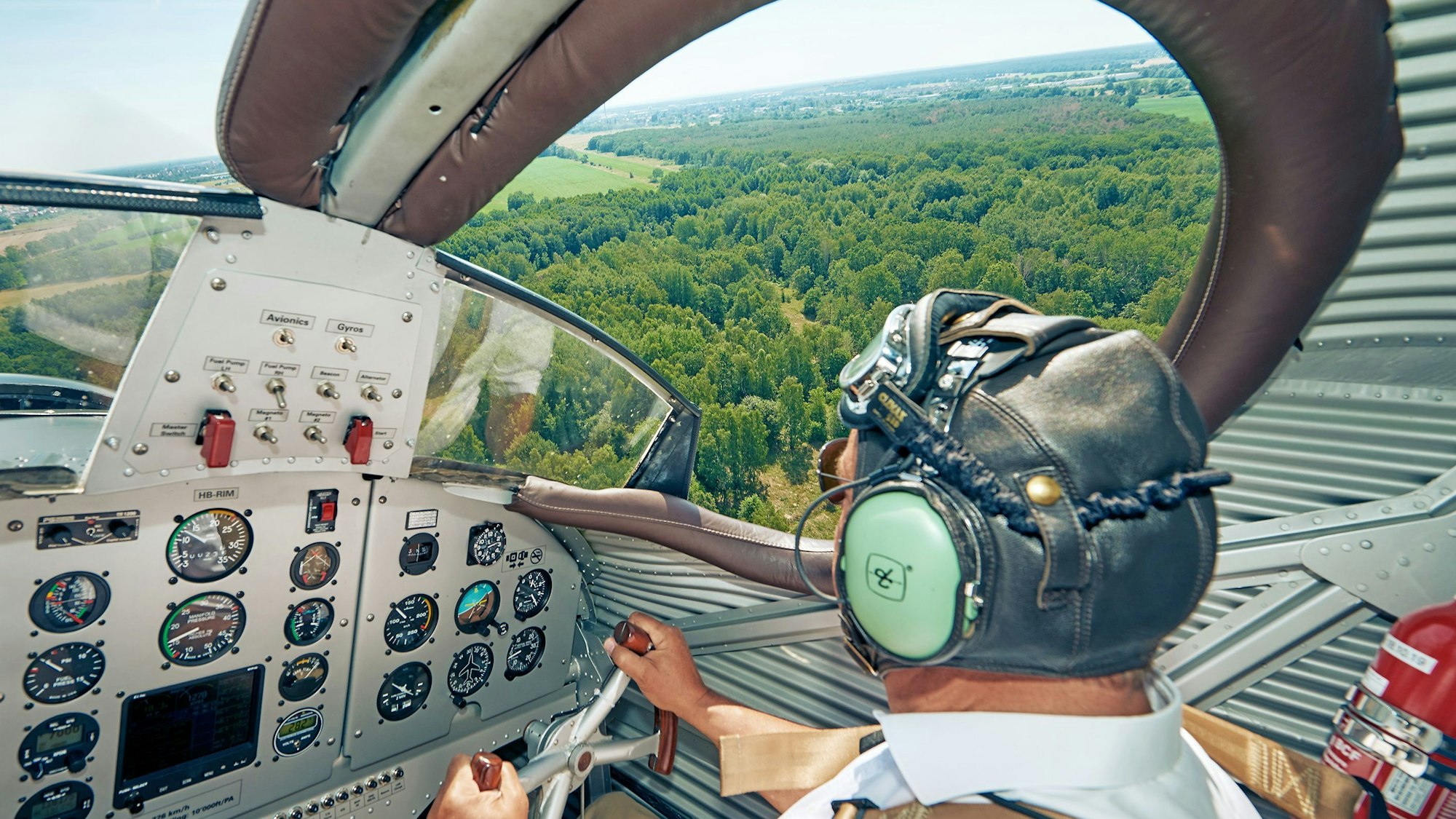 Der Copilot am Steuerknüppel im offenen Cockpit der Junkers F13