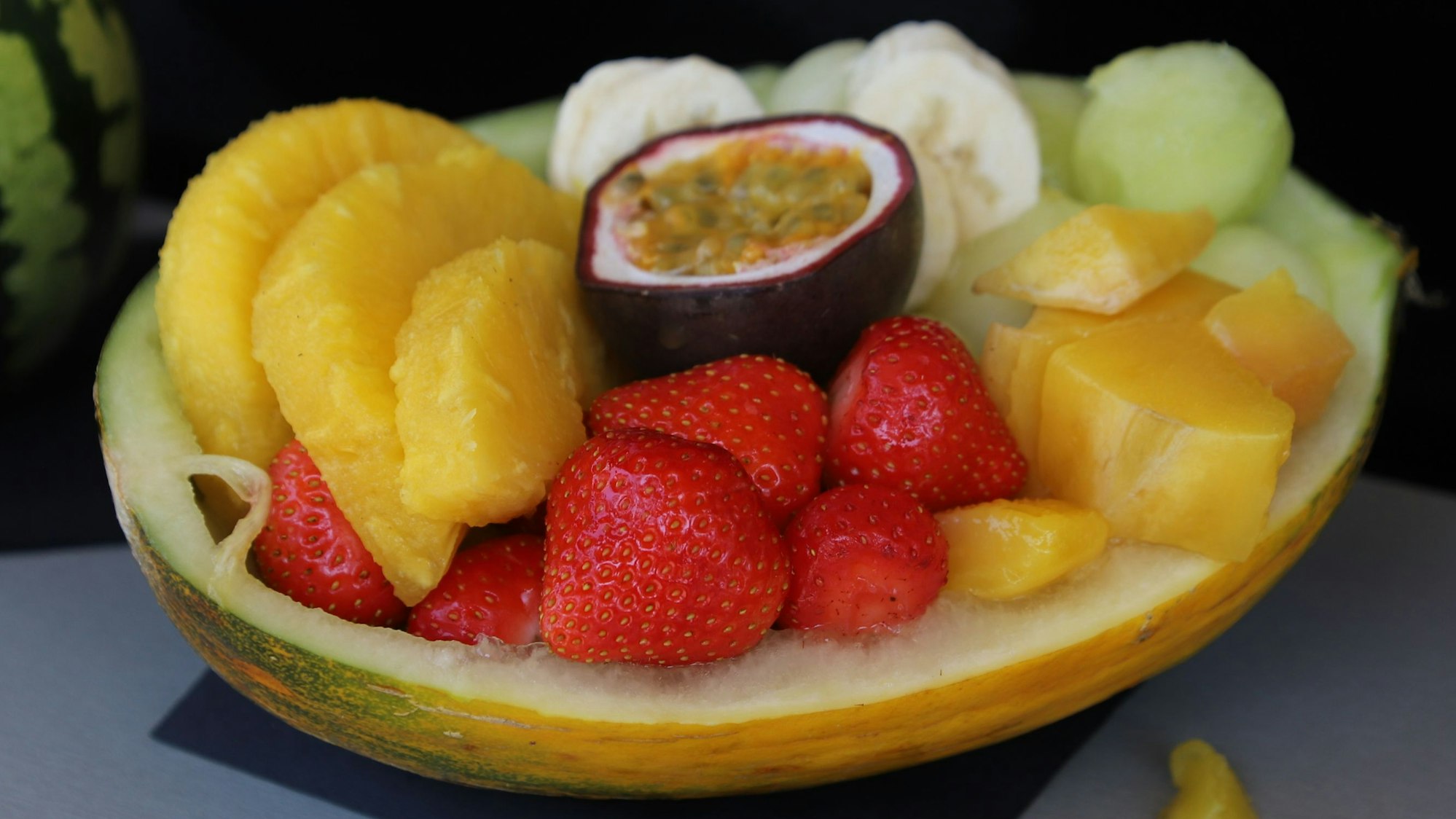 In einer ausgehöhlten Melone drapierten Marco Fauck und seine Mitarbeiterinnen auch exotische Früchte wie die Passionsfrucht.