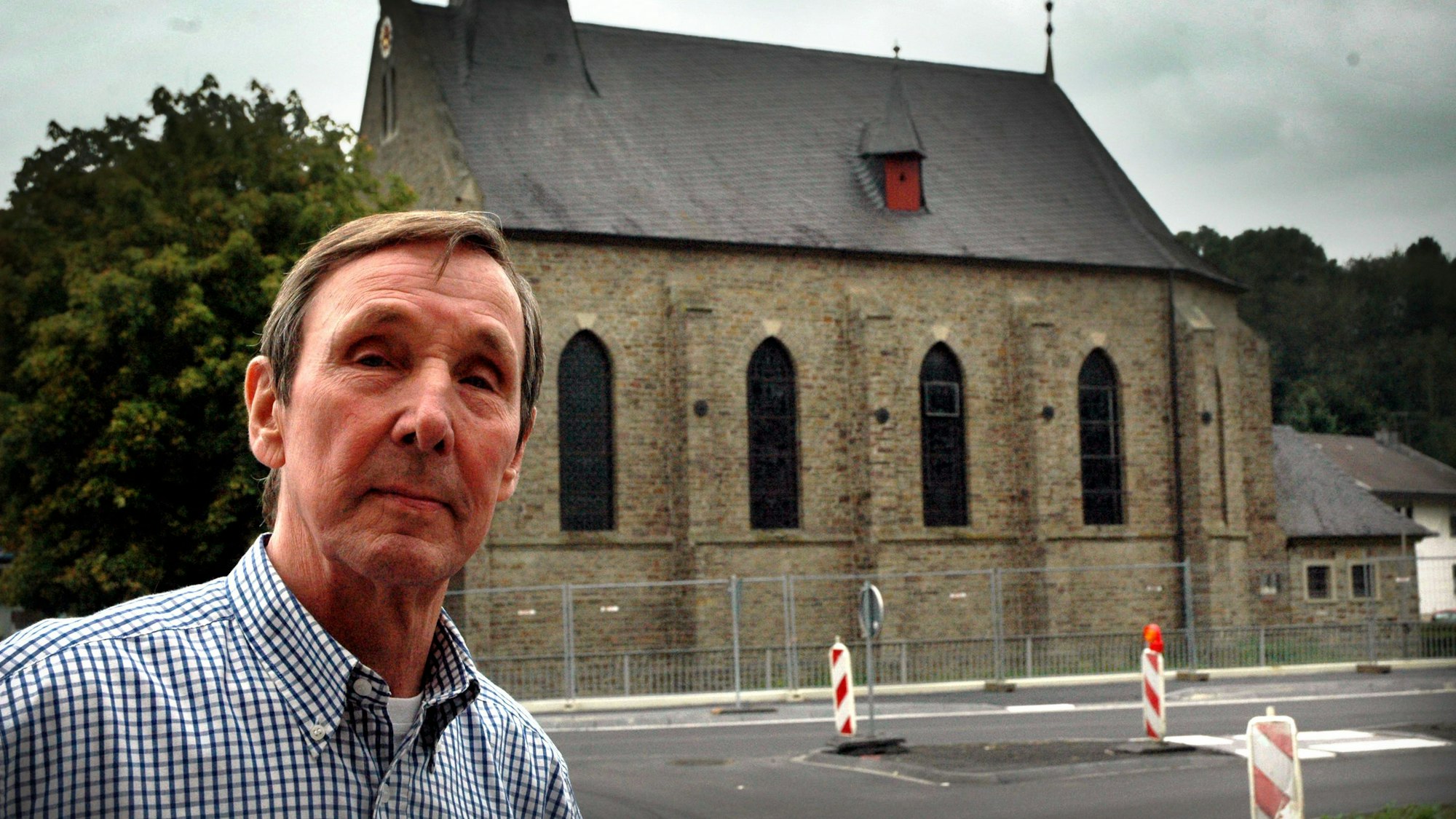 Das Bild zeigt Heinz-Dieter Gau vor einer Kirche.
