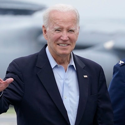 US-Präsident Joe Biden winkt.