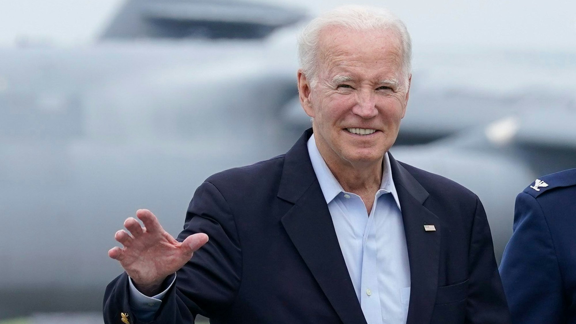 US-Präsident Joe Biden winkt.