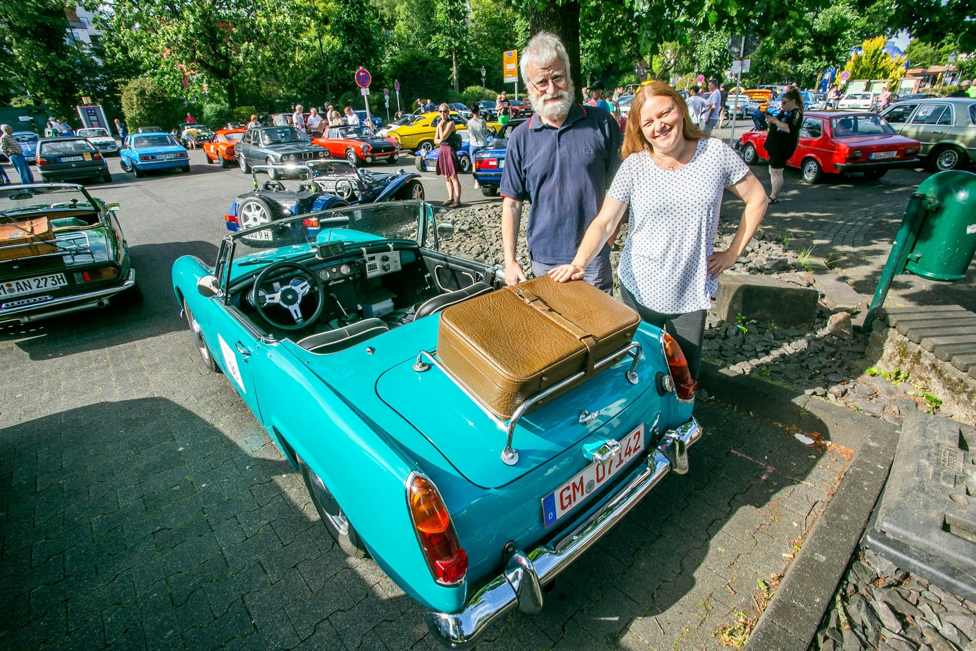 In einem türkisfarbenen Austin Healey gehen Austin Healey an den Start.