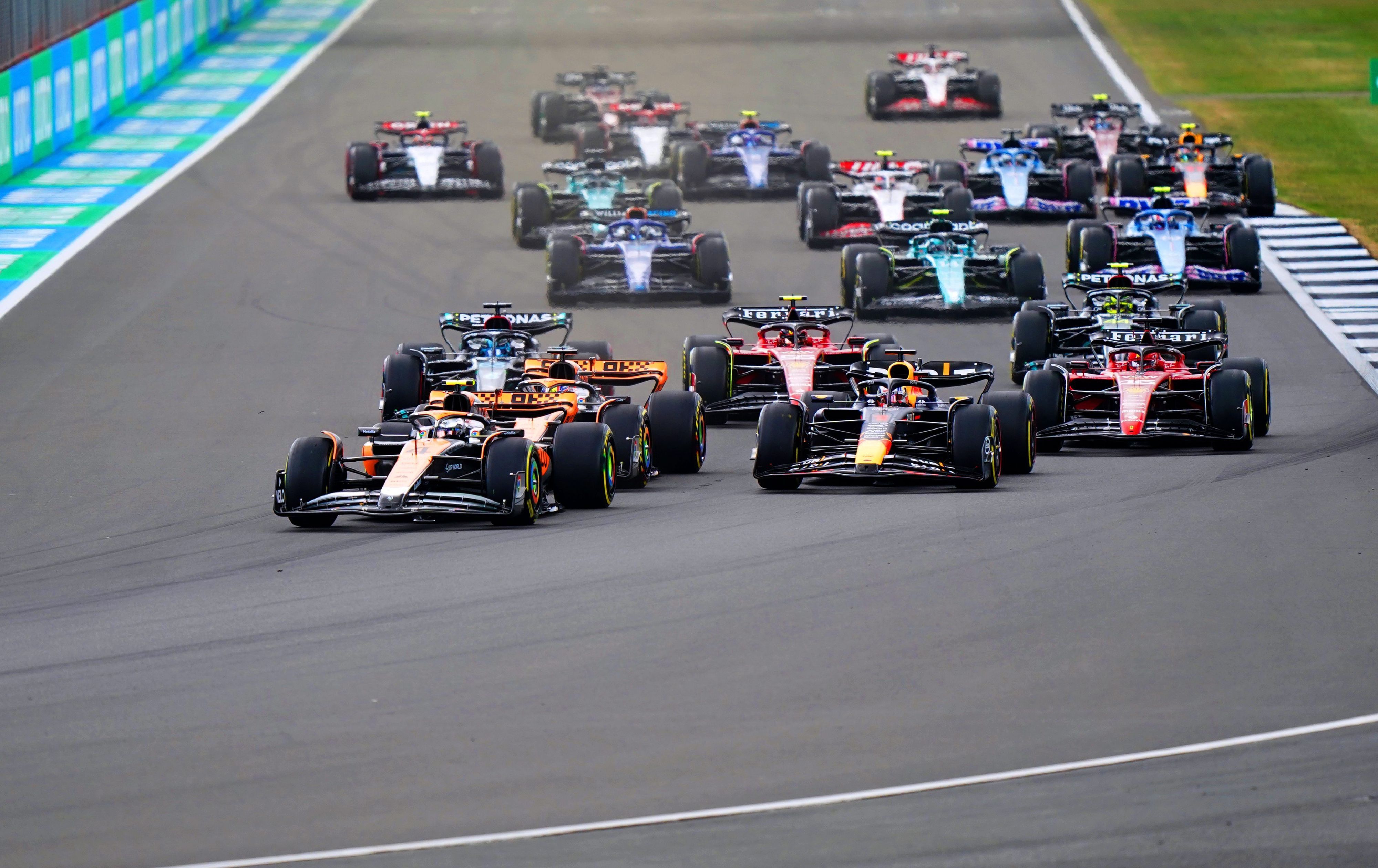 Lando Norris (vorne l.) aus Großbritannien vom Team McLaren führt in der Eröffnungsrunde.