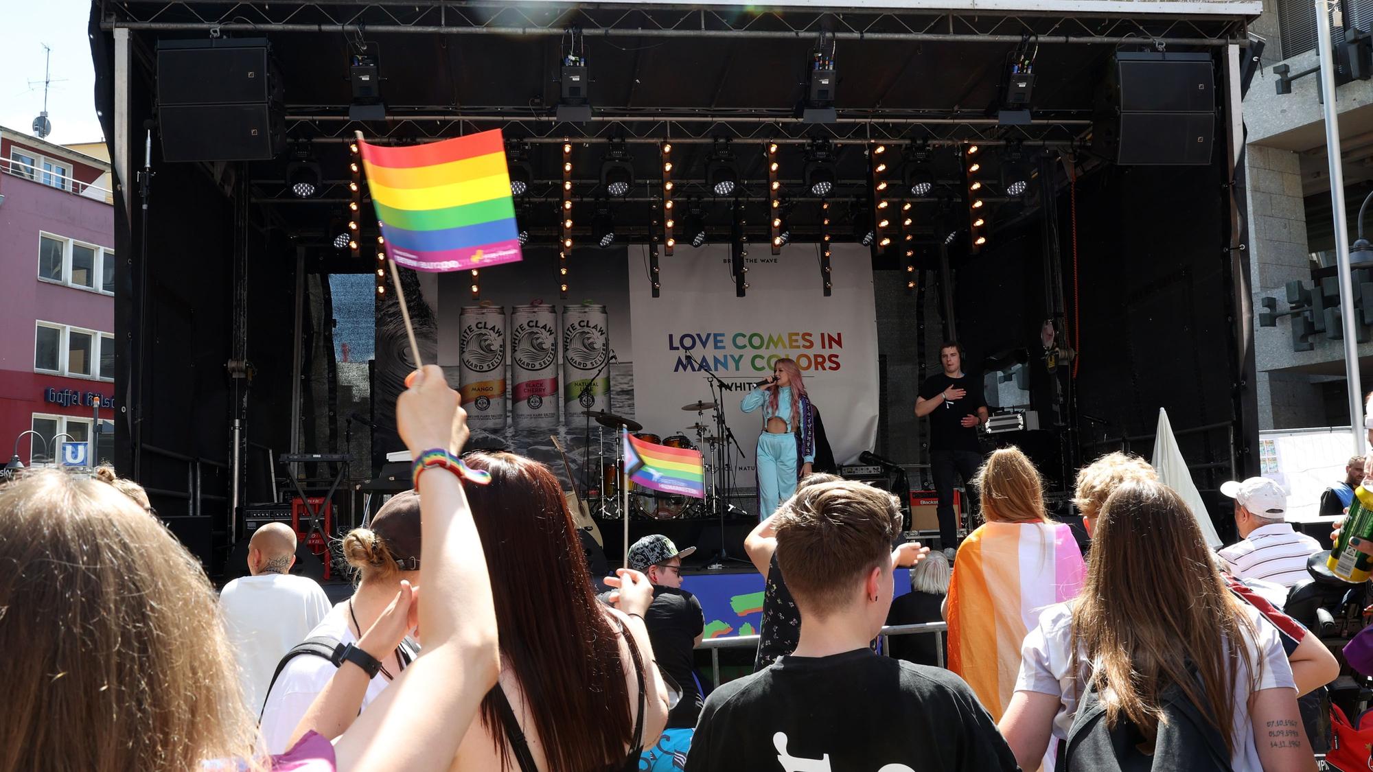 02.07.2022
Köln:
ColognePride (CSD): Reportage in der Stadt. Rundgang über das Straßenfest in der Altstadt
Bühne Altermarkt
Foto:Martina Goyert