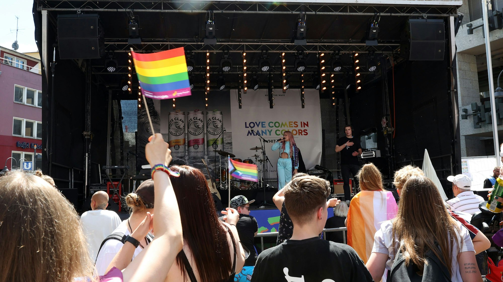 02.07.2022
Köln:
ColognePride (CSD): Reportage in der Stadt. Rundgang über das Straßenfest in der Altstadt
Bühne Altermarkt
Foto:Martina Goyert