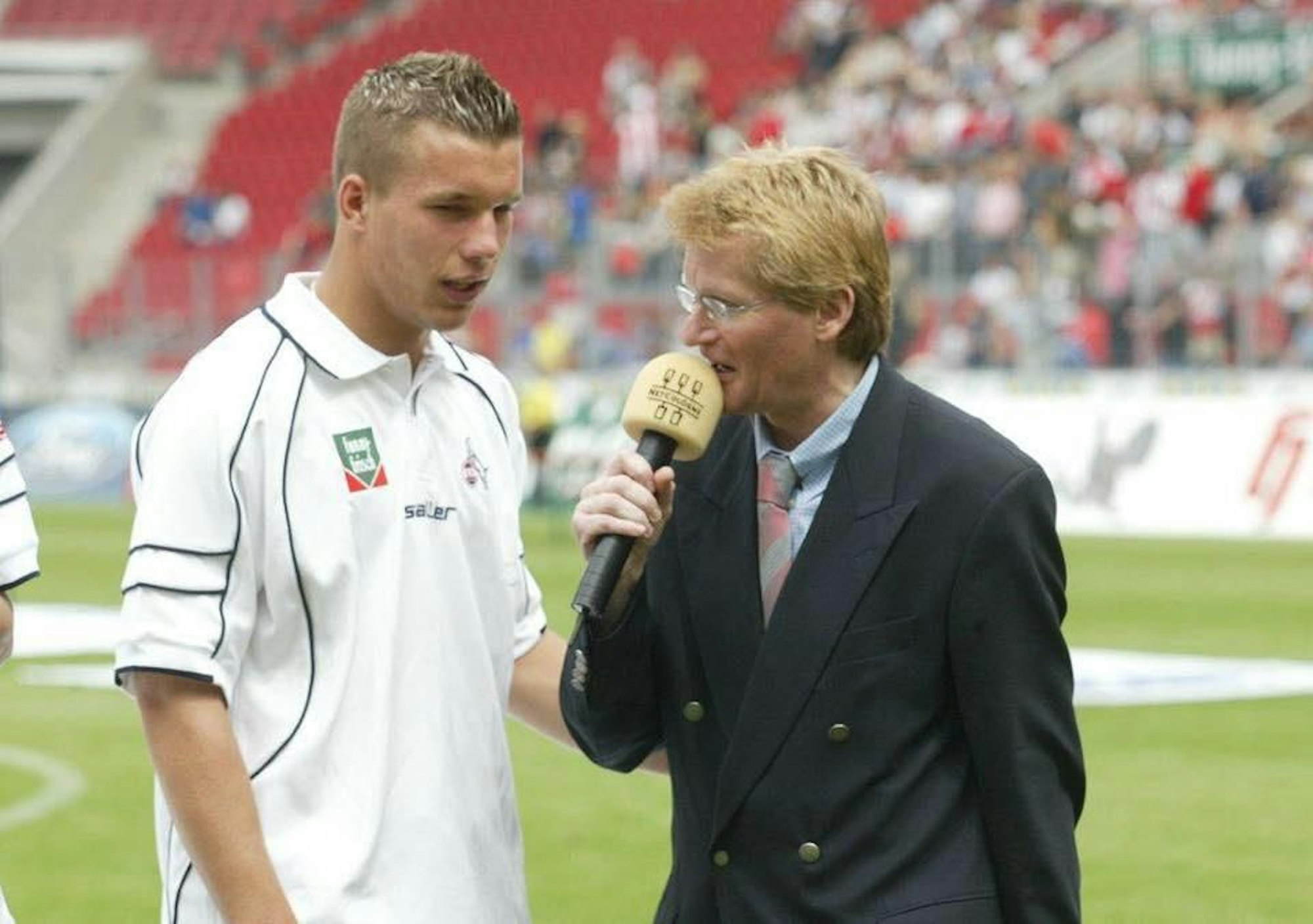 Stadionsprecher Michael Trippel im Gespräch mit Lukas Podolski.