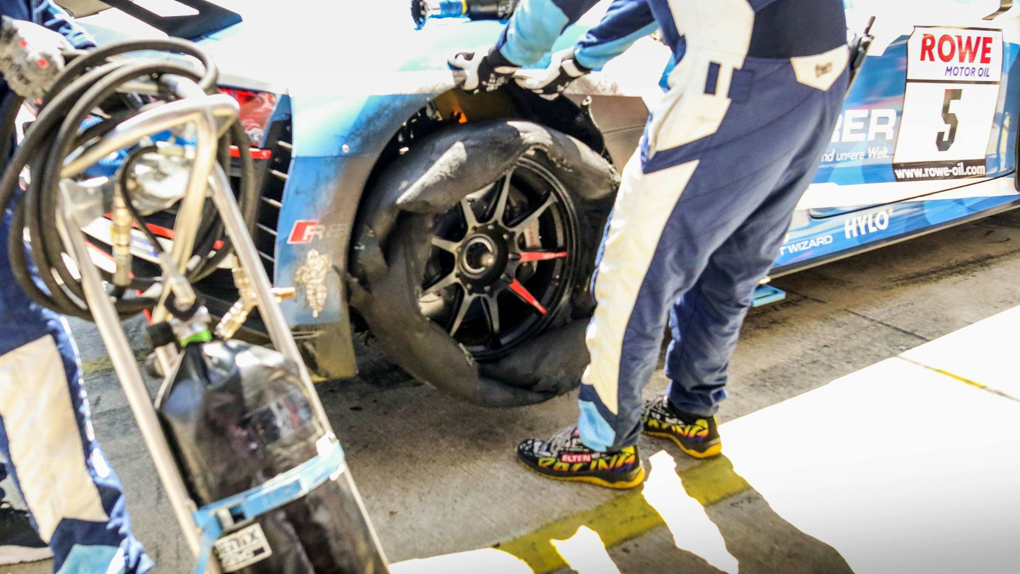 Am Wagen von Stippler ist ein Reifen defekt.