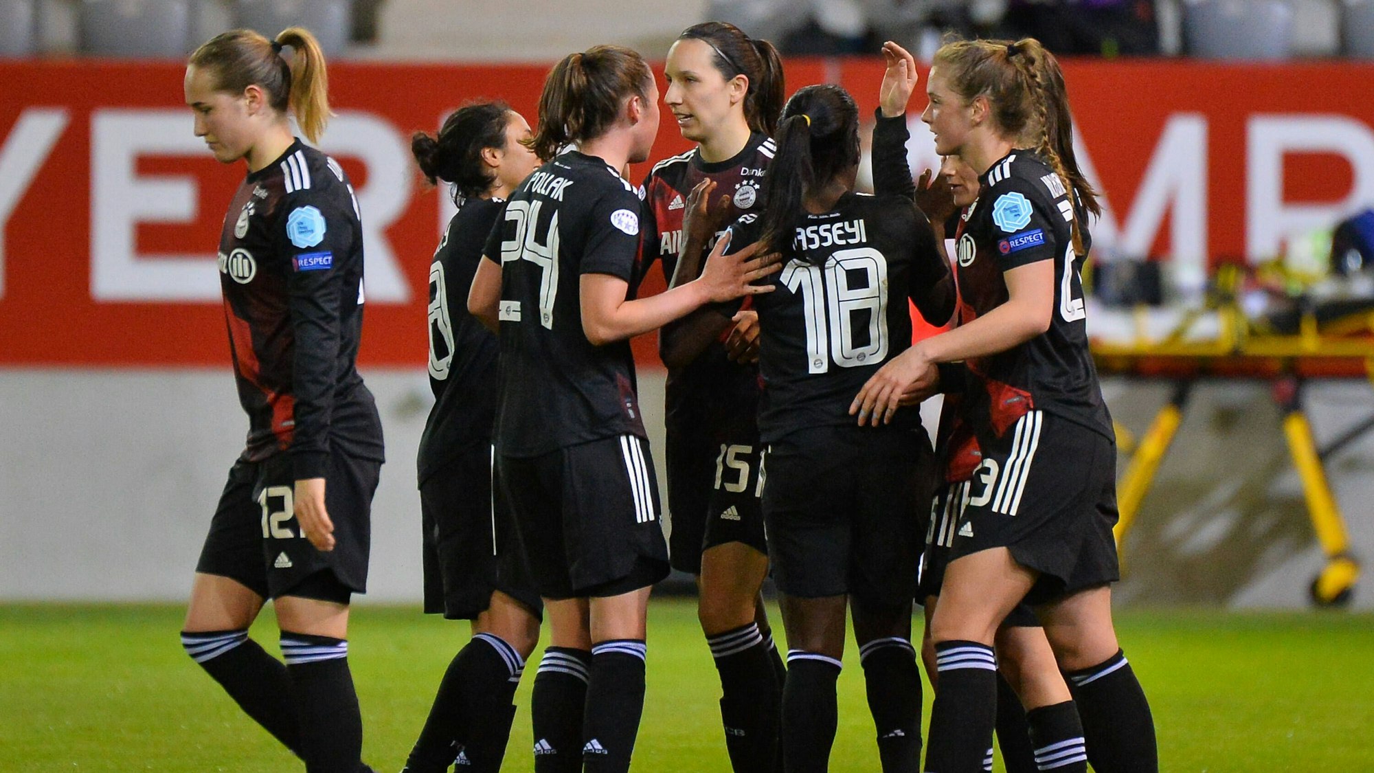 Torjubel FC Bayern München, v.li Sydney Lohmann FCB, 12, Gia Corley FCB, 8, Julia Pollak FCB, 24, Ivana Rudelic FCB, 15, Viviane Asseyi FCB, 18, Karlna Lea Vilhjlmsdttir FCB, 23, 10.03.2021, München, Fussball, UEFA Womens Champions League, FC Bayern München - BIIK Kazygurt, DFB/DFL REGULATIONS PROHIBIT ANY USE OF PHOTOGRAPHS AS IMAGE SEQUENCES AND/OR QUASI-VIDEO. *** Goal celebration FC Bayern München, v li Sydney Lohmann FCB, 12 , Gia Corley FCB, 8 , Julia Pollak FCB, 24 , Ivana Rudelic FCB, 15 , Viviane Asseyi FCB, 18 , Karlna Lea Vilhjlmsdttir FCB, 23 , 10 03 2021, Munich, Football, UEFA Womens Champions League, FC Bayern Munich BIIK Kazygurt, DFB DFL REGULATIONS PROHIBIT ANY USE OF PHOTOGRAPHS AS IMAGE SEQUENCES AND OR QUASI VIDEO xklx