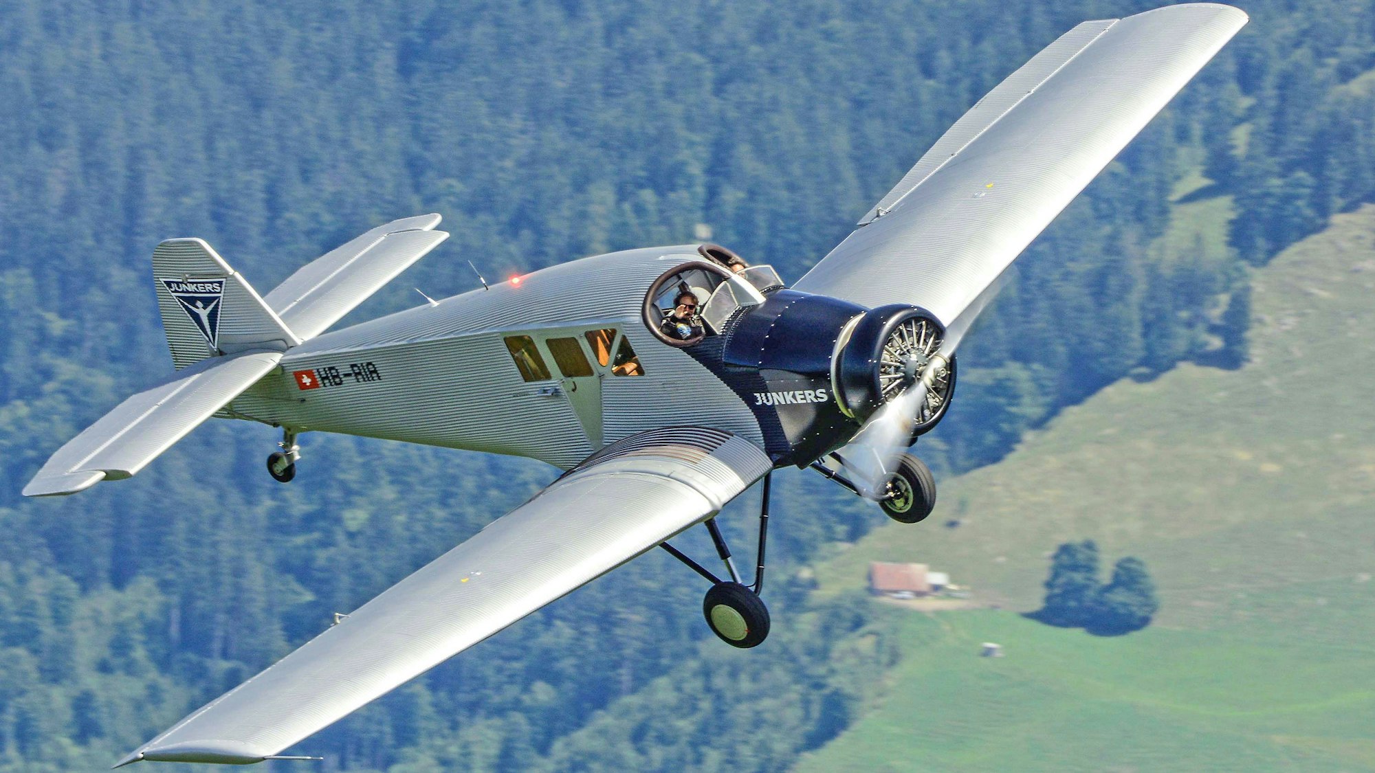Den Komfort der Kabine gibt's nur für die Passagiere. Pilot und Copilot sitzen bei der Junkers F13 im Freien.