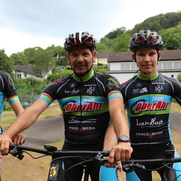 Die drei Mountainbiker Phil Sawinsky, Oliver Mey und Florian Werres stehen nebeneinander.