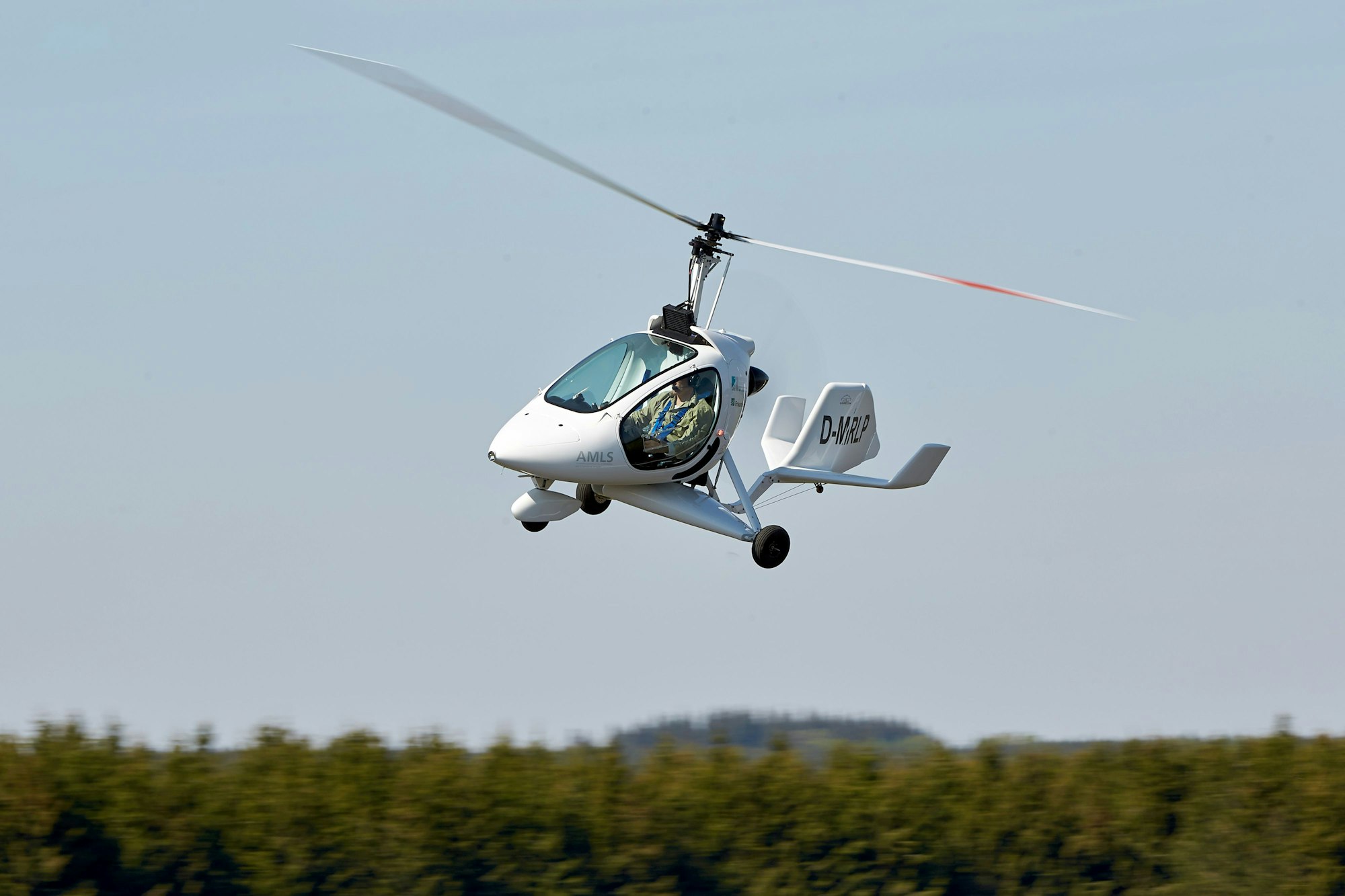 Der Tragschrauber überfliegt am 05.05.2014 den Flugplatz bei Dahlem (Rheinland-Pfalz).