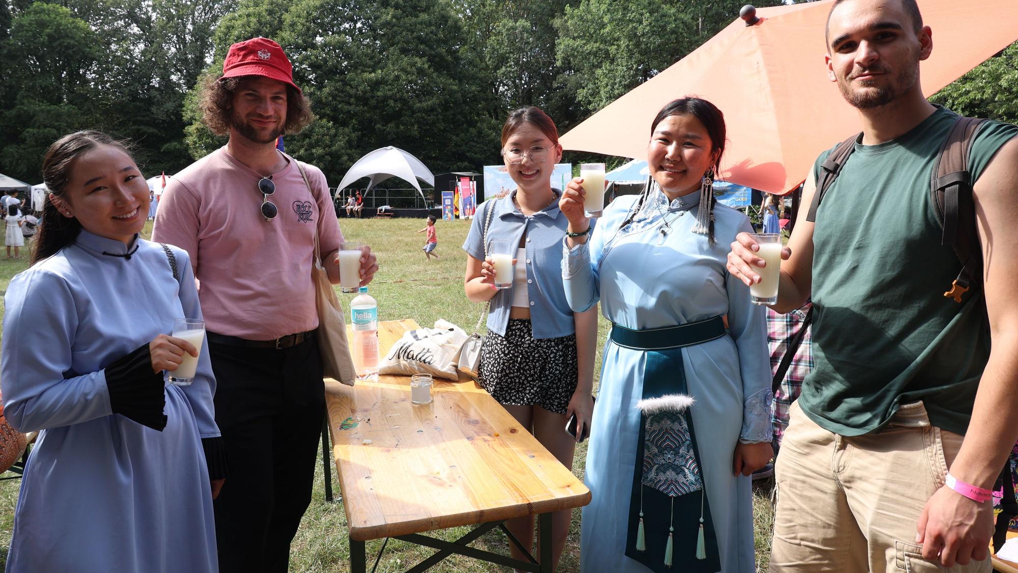 Menschen trinken vergorene Stutenmilch.