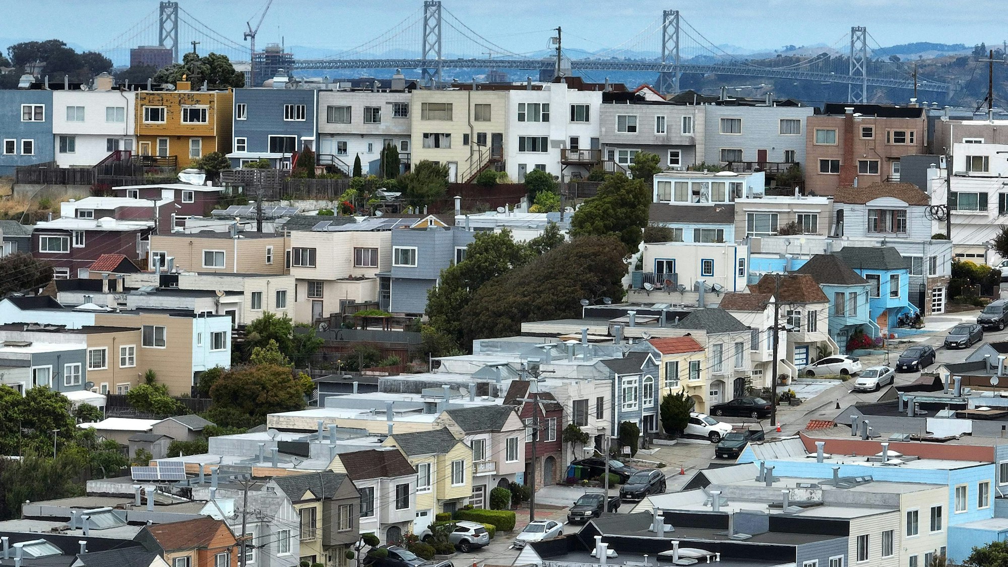 Luftaufnahme: Wohnviertel vor der Oakland-San Francisco Bay Bridge in San Francisco.