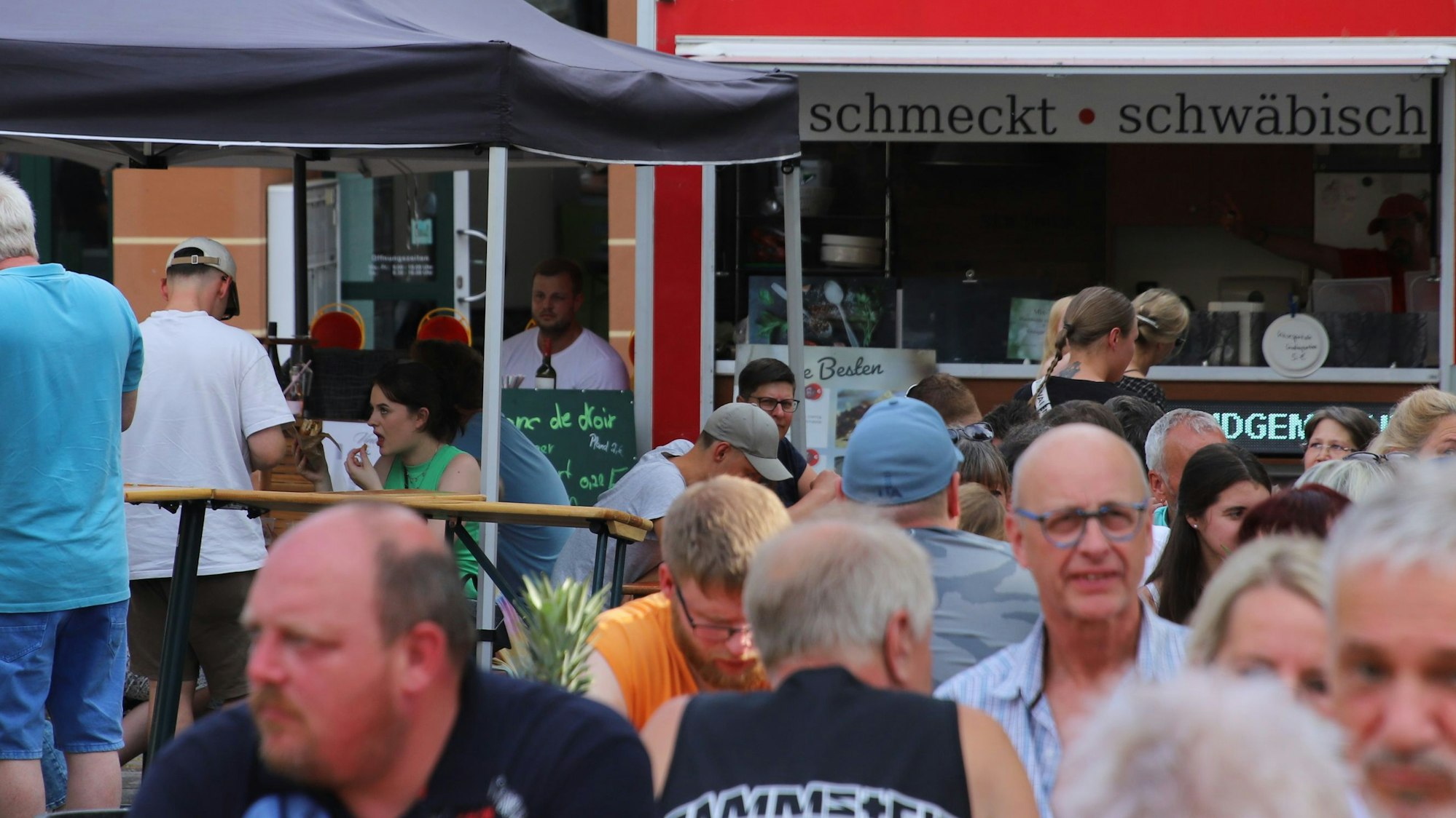 In Neunkirchen fand auf dem Marktplatz das erste Streetfoodfestival statt. Die Gäste belegten alle Biertische, unter anderem gab es schwäbische Spezialitäten.