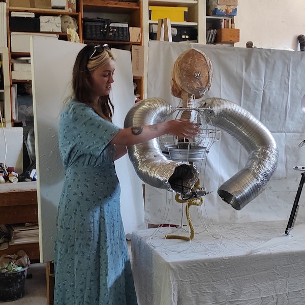 Das Bild zeigt eine Teilnehmerin an einer Figurenlampe, die die Leuchtquelle an der Stelle des Herzens hat.