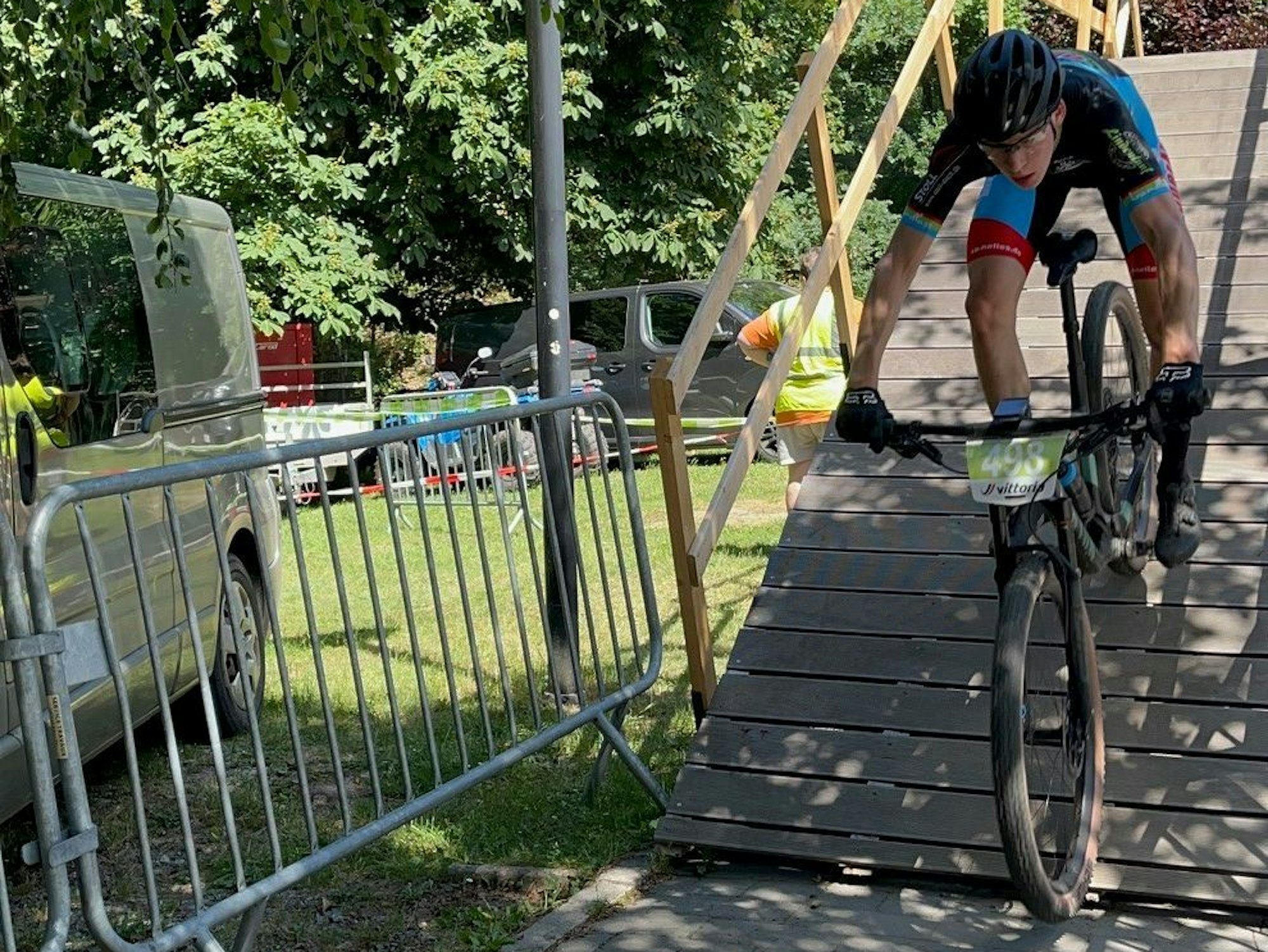 Florian Werres fährt ein Holz-Hindernis hinab.