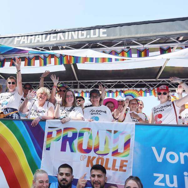 „Cologne Equal“: Das ist die Botschaft der Mitfahrenden auf dem Wagen von „Kölner Stadt-Anzeiger“, Radio Köln und „Express“.