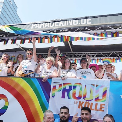 „Cologne Equal“: Das ist die Botschaft der Mitfahrenden auf dem Wagen von „Kölner Stadt-Anzeiger“, Radio Köln und „Express“.