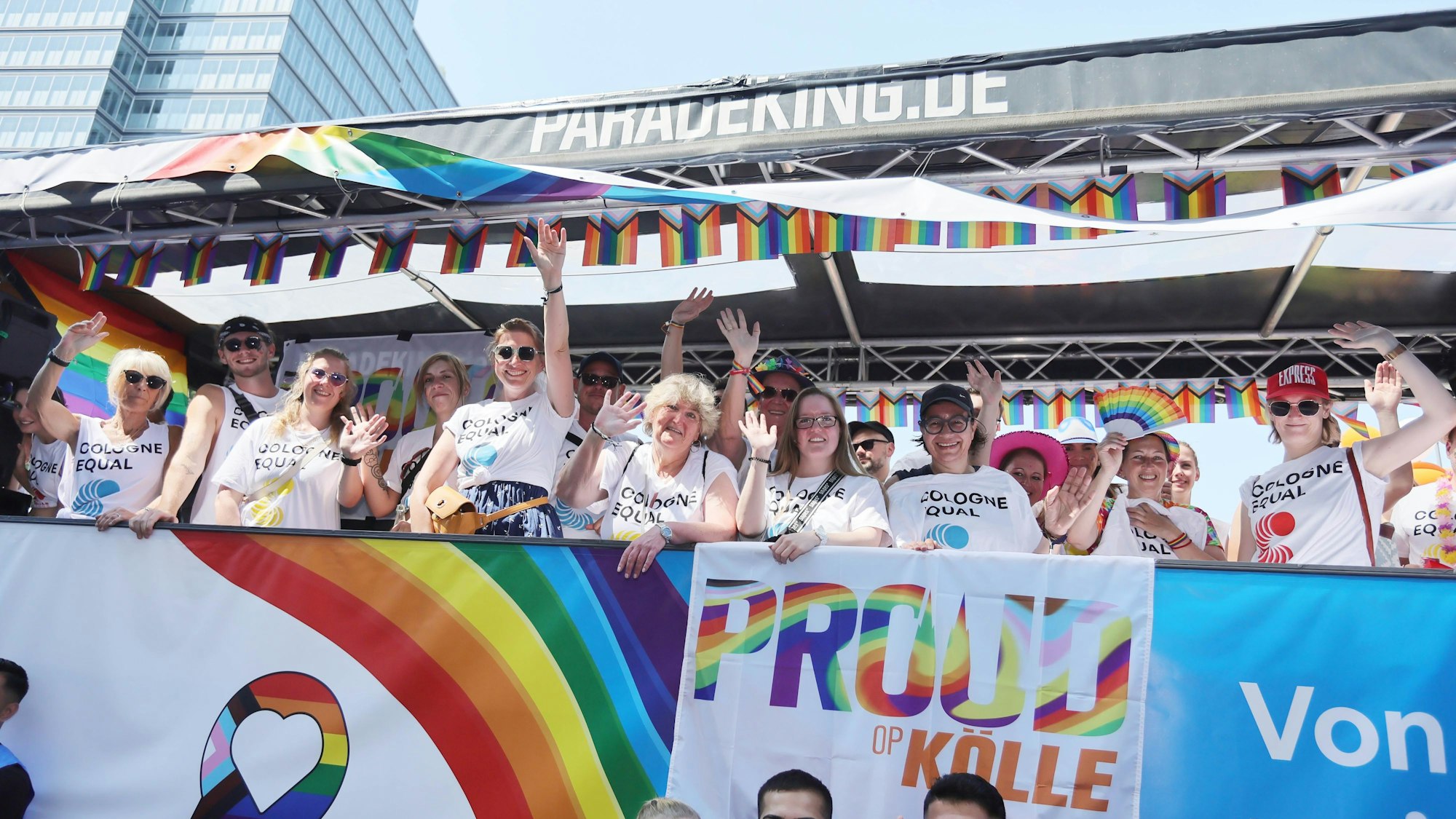 „Cologne Equal“: Das ist die Botschaft der Mitfahrenden auf dem Wagen von „Kölner Stadt-Anzeiger“, Radio Köln und „Express“.