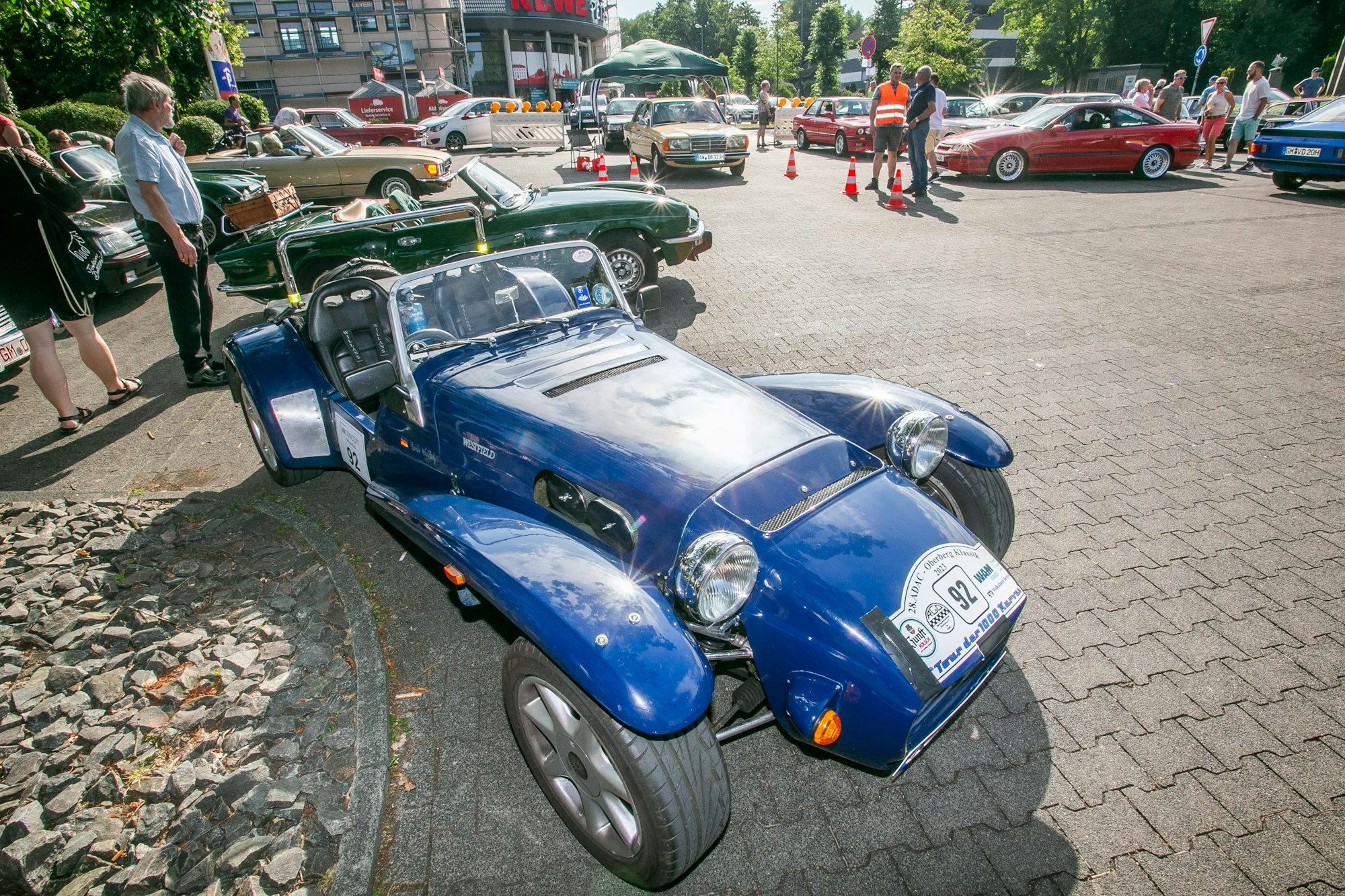 Start der „Tour der 1000 Kurven“ in Lindlar auf dem Marktplatz.