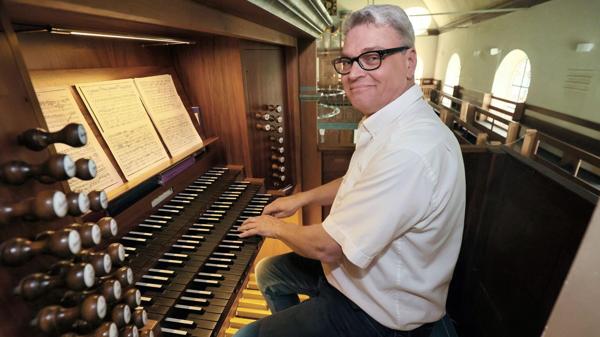 Der Organist Michael Porr sitzt an der Orgel der evangelischen Kirche Leichlingen.