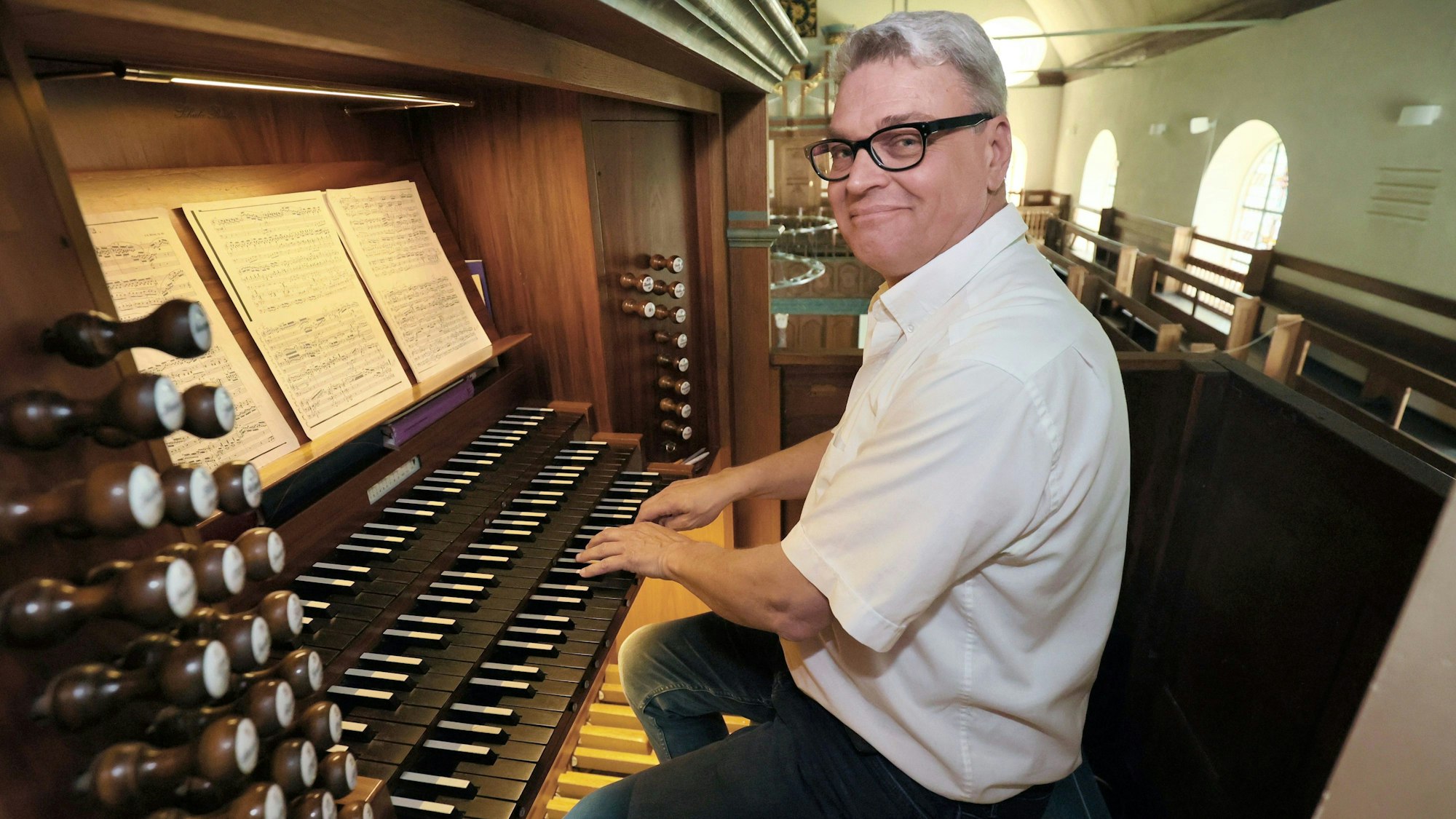 Der Organist Michael Porr sitzt an der Orgel der evangelischen Kirche Leichlingen.