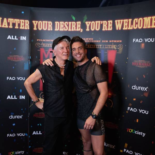 Baz Luhrmann mit dem Hauptdarsteller des Musicals „Moulin Rouge“, Riccardo Greco. Luhrmann drehte den entsprechenden Hollywood-Film.
